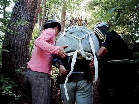 高橋伸行「旅地蔵－阿賀をゆくー」＝２０１５年年５月８日（中村脩さん撮影、提供写真）