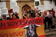 スペイン南部、アンダルシア州マラガ近郊の闘牛場付近で、反闘牛運動を行う人々。プラカードには「１世帯当たり年４７ユーロ（約６４００円）の税金が闘牛の維持に使われている」などと書かれている＝２０１５年９月６日（ロイター）
