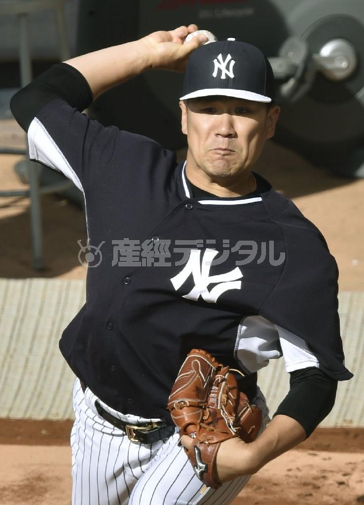 ブルペンで投球練習をするヤンキース・田中将大（まさひろ）＝２０１５年９月２５日、米ニューヨーク（共同）