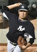ブルペンで投球練習をするヤンキース・田中将大（まさひろ）＝２０１５年９月２５日、米ニューヨーク（共同）
