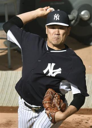 ブルペンで投球練習をするヤンキース・田中将大（まさひろ）＝２０１５年９月２５日、米ニューヨーク（共同）