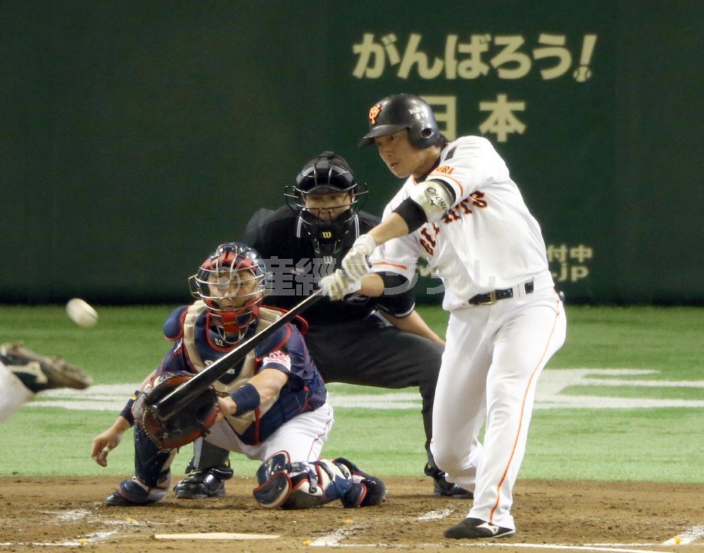 二回、２点本塁打を放つ巨人・長野久義（右）＝２０１５年９月２６日、東京都文京区の東京ドーム（春名中撮影）