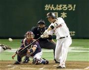 二回、２点本塁打を放つ巨人・長野久義（右）＝２０１５年９月２６日、東京都文京区の東京ドーム（春名中撮影）