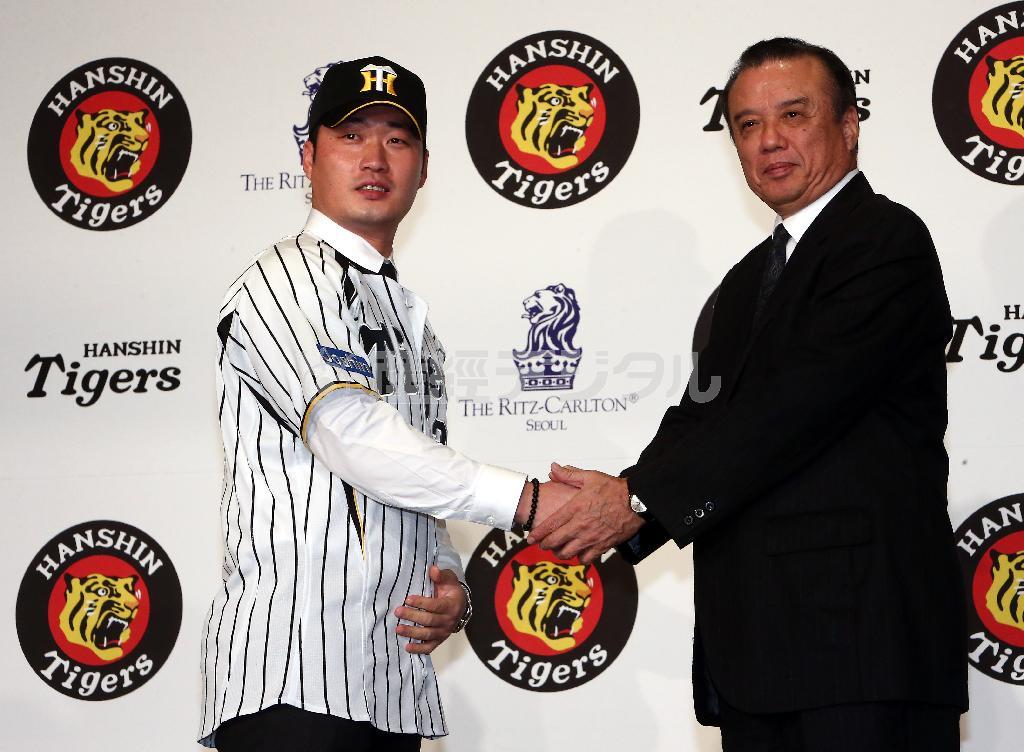 阪神の呉昇桓（オ・スンファン）投手（左）＝２０１３年１２月４日、韓国・首都ソウル（中川春佳撮影）