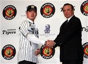 阪神の呉昇桓（オ・スンファン）投手（左）＝２０１３年１２月４日、韓国・首都ソウル（中川春佳撮影）