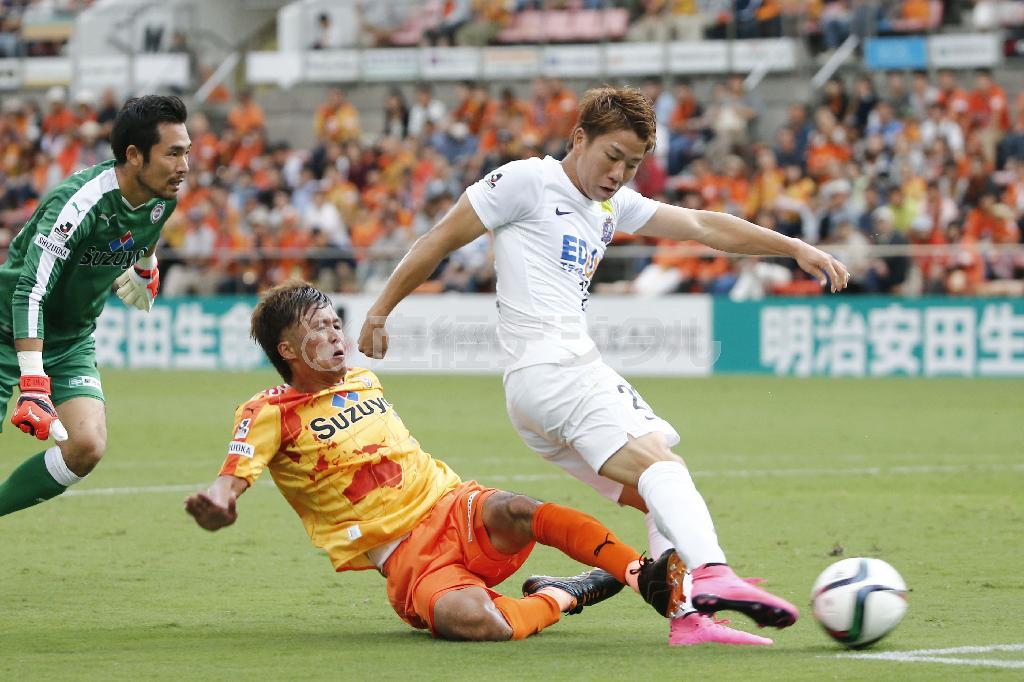 後半、ゴールを決める広島・浅野拓磨（右）＝２０１５年９月２６日、静岡県静岡市清水区のＩＡＩスタジアム日本平（共同）