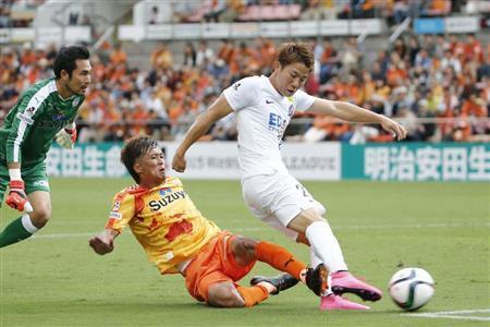 後半、ゴールを決める広島・浅野拓磨（右）＝２０１５年９月２６日、静岡県静岡市清水区のＩＡＩスタジアム日本平（共同）