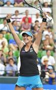 シングルス決勝進出を決め、喜ぶベリンダ・ベンチッチ＝２０１５年９月２６日、東京都江東区の有明コロシアム（共同）