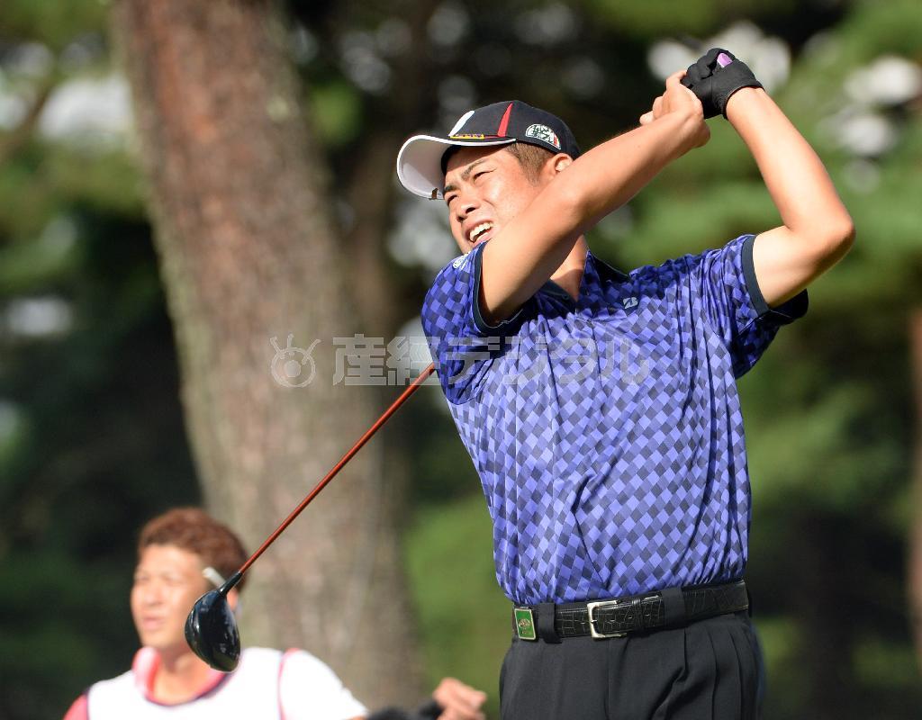 １７番・池田勇太のティーショット。５アンダーで日本人トップ＝２０１５年９月２６日、茨城県坂東市・大利根ＣＣ（矢島康弘撮影）