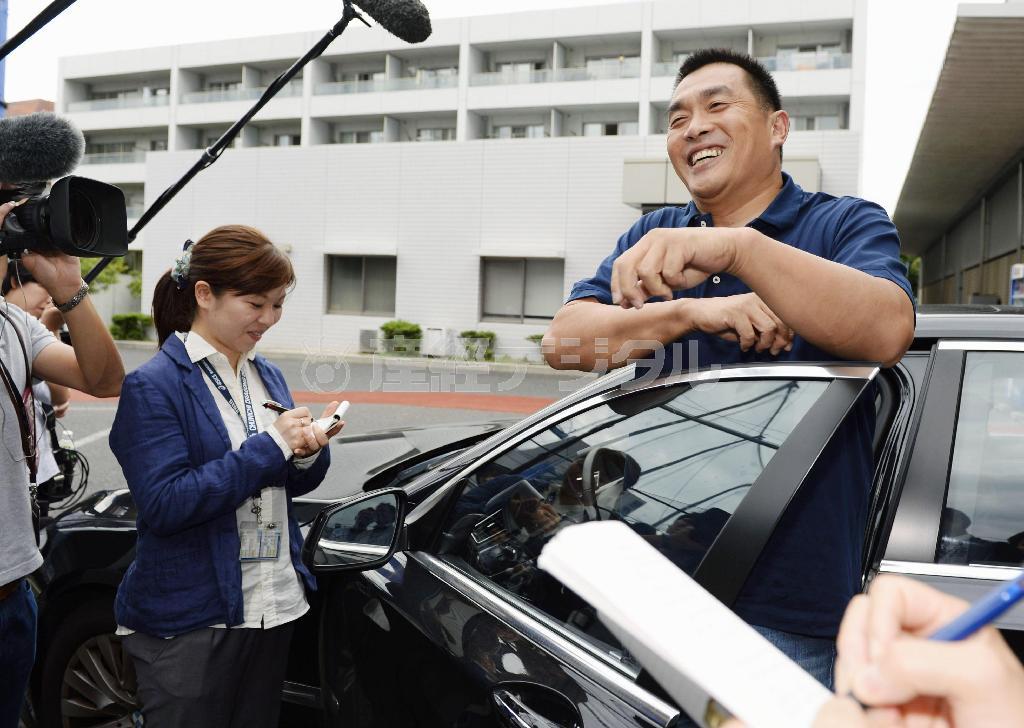 今季限りでの現役引退を表明し、報道陣に笑顔で対応する中日の山本昌投手＝２０１５年９月２６日、愛知県名古屋市東区のナゴヤドーム（共同）