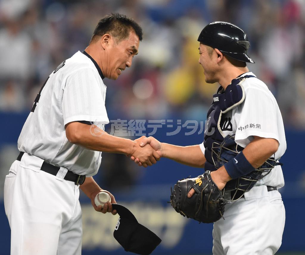 プロ野球最年長勝利記録を更新し、谷繁元信（たにしげ・もとのぶ）選手兼任監督（右）と握手を交わす山本昌投手＝２０１４年９月５日、愛知県名古屋市東区のナゴヤドーム（森本幸一撮影）