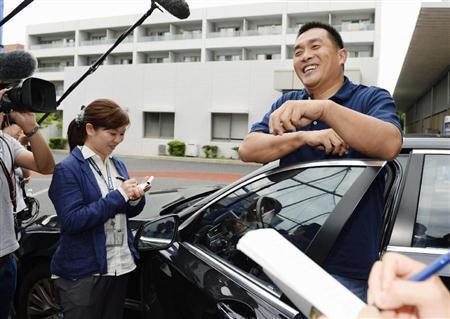 今季限りでの現役引退を表明し、報道陣に笑顔で対応する中日の山本昌投手＝２０１５年９月２６日、愛知県名古屋市東区のナゴヤドーム（共同）