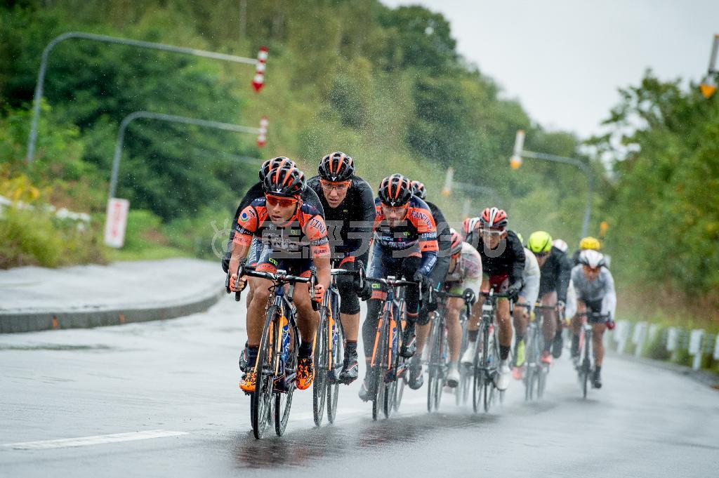 第３ステージ、レースリーダーのリカルド・スタッキオッティを守るようにして走るＮＩＰＰＯ・ヴィーニファンティーニの選手たち。先頭を走るのは山本元喜（げんき）＝２０１５年９月、北海道滝川市（田中苑子さん撮影）