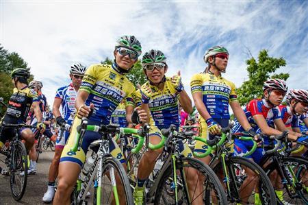 近年たくさんのプロ選手を輩出する鹿屋（かのや）体育大学。第３ステージで３位に入った黒枝咲哉（くろえだ・さや、中央）＝２０１５年９月１２日、北海道（田中苑子さん撮影）