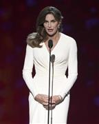 今年４月に女性への性転換を公表したケイトリン・ジェンナー（旧名ブルース・ジェンナー）さん＝２０１５年７月１５日、米カリフォルニア州ロサンゼルス（ＡＰ）