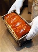 予約だけで午前中に早々と売り切れることもあるという人気の「ワルダートースト」（１斤３００円。写真は２斤）。焼くと外がカリカリ、中がモチモチで、耳の部分も香ばしい＝２０１５年８月３１日、京都市中京区（志儀駒貴撮影）