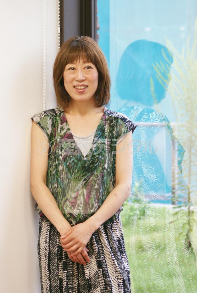静謐（せいひつ）なミステリーで読者を魅了してきたまさきとしかさん。しかし自身は「ミステリーという枠を決めてはいないんです。書きたいのはあくまで人間」＝２０１５年３月２７日（塩塚夢撮影）