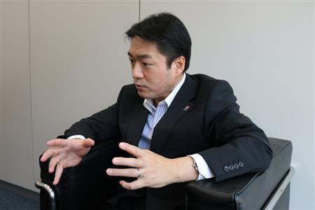 学生記者のインタビューに答える尾崎正直（まさなお）・高知県知事＝２０１５（平成２７）年８月１５日、高知県高知市（高知県内外の学生有志記者撮影）