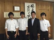 高知県内外の学生有志記者と尾崎正直（まさなお）高知県知事（右から２人目）＝２０１５（平成２７）年８月１５日、高知県高知市（高知県内外の学生有志記者撮影）