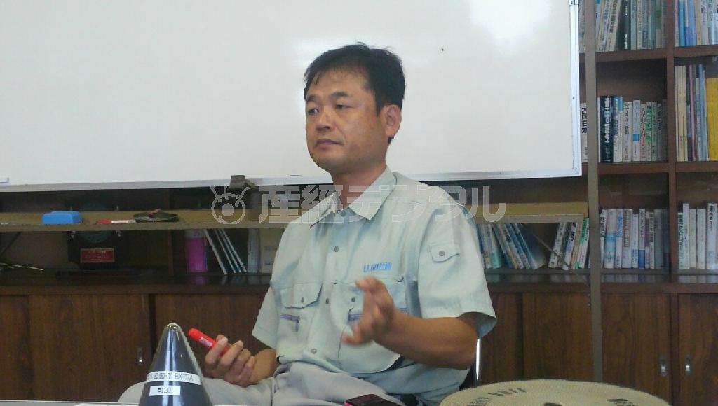 「ニッチな産業であることに誇りを感じる」と語る宇治電化学工業の管理部次長、川村進一さん＝２０１５（平成２７）年、高知県高知市（高知工業高等専門学校機械工学科４年、芝岡優衣撮影）