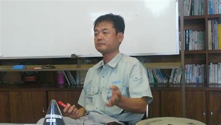 「ニッチな産業であることに誇りを感じる」と語る宇治電化学工業の管理部次長、川村進一さん＝２０１５（平成２７）年、高知県高知市（高知工業高等専門学校機械工学科４年、芝岡優衣撮影）