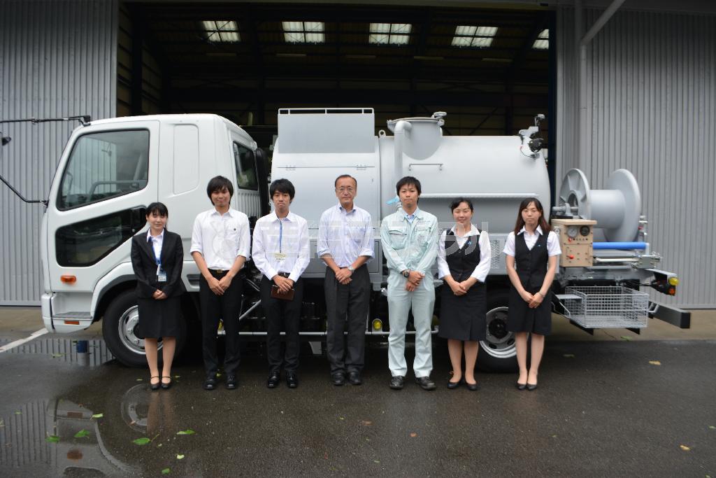 兼松エンジニアリングが誇る完全オーダーメードの作業車を取材する学生記者ら＝２０１５（平成２７）年８月２５日、高知県高知市（高知工科大学、高石聖也提供）