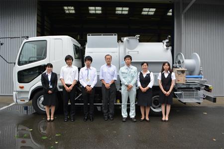 兼松エンジニアリングが誇る完全オーダーメードの作業車を取材する学生記者ら＝２０１５（平成２７）年８月２５日、高知県高知市（高知工科大学、高石聖也提供）