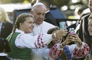 訪米の移動中に子供たちの自撮りに応じて、一緒に写真に納まるローマ法王フランシスコ。「法王は庶民とともにある」が口癖の一つである＝２０１５年９月２３日、米国・首都ワシントン（ＡＰ）