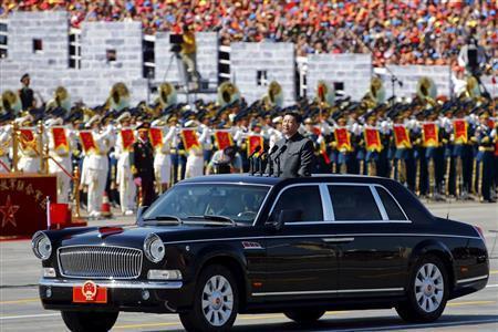 抗日戦争勝利７０年観兵式で、眠たげな表情を見せる中国の習近平・国家主席＝２０１５年９月３日、中国・首都北京市（ロイター）