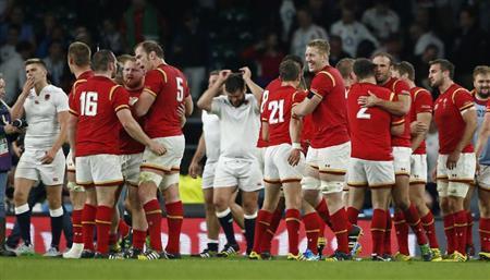 イングランド（奧）に逆転勝ちし、喜ぶウェールズの選手＝２０１５年９月２６日、英国・首都ロンドン（ロイター）