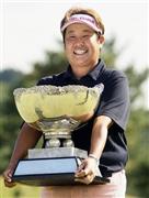 通算１１アンダーで優勝した表（おもて）純子＝２０１５年９月２７日、宮城県宮城郡利府町の利府ＧＣ（共同）