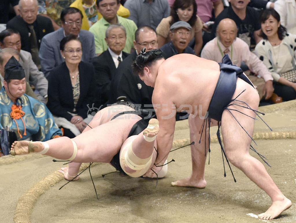 優勝決定戦で、鶴竜（かくりゅう）が上手出し投げで照ノ富士を下す＝２０１５年９月２７日、東京都墨田区・両国国技館（共同）
