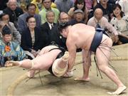 優勝決定戦で、鶴竜（かくりゅう）が上手出し投げで照ノ富士を下す＝２０１５年９月２７日、東京都墨田区・両国国技館（共同）