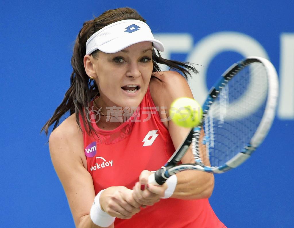 シングルス決勝でバックで打ち返すアグニエシュカ・ラドワンスカ＝２０１５年９月２７日、東京都江東区の有明コロシアム（共同）