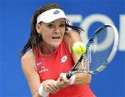 シングルス決勝でバックで打ち返すアグニエシュカ・ラドワンスカ＝２０１５年９月２７日、東京都江東区の有明コロシアム（共同）