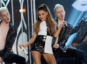 米歌手、アリアナ・グランデさん（中央）＝２０１４年５月１８日、米ネバダ州ラスベガス（ＡＰ）