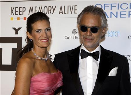 イタリアのテノール歌手、アンドレア・ボチェッリさん（右）＝２０１５年９月１３日、イタリア・トスカーナ州フィレンツェ（ＡＰ）