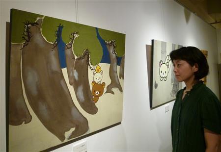 「リラックマと磯馴松図」＝２０１５年９月２０日（提供写真）。（Ｃ）ＳＡＮ－Ｘ＿ＣＯ．，ＬＴＤ．ＡＬＬ＿ＲＩＧＨＴＳ＿ＲＥＳＥＲＶＥＤ．