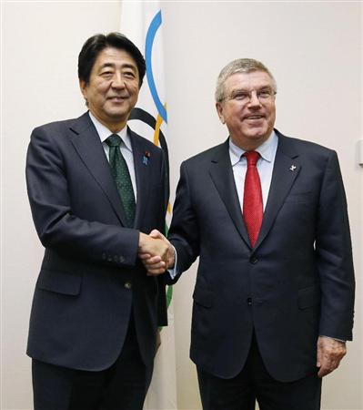 会談を前にＩＯＣのバッハ会長（右）と握手する安倍首相＝２７日、ニューヨークの国連本部（共同）