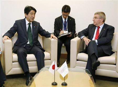 ＩＯＣのバッハ会長（右）と会談する安倍首相＝２７日、ニューヨークの国連本部（共同）
