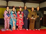 「あさが来た」の共演陣に囲まれたヒロイン役の波瑠さん（左から３人目）