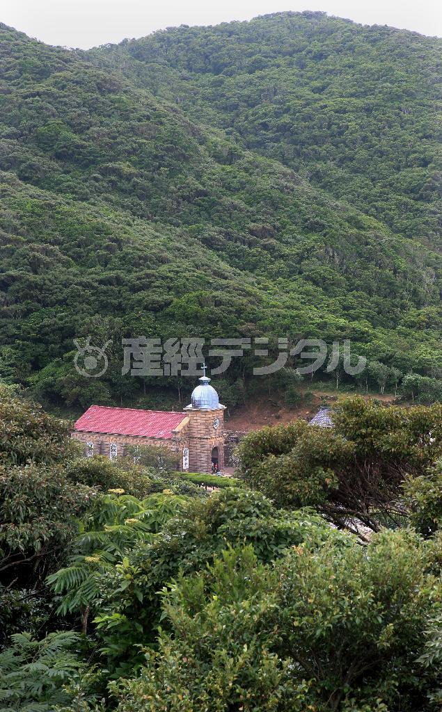 自然に覆われ、ひっそりとたたずむ頭ケ島天主堂。世界遺産登録申請後、観光客が３割ほど増えているという＝２０１５年７月２１日、長崎県南松浦郡新上五島町（鈴木健児撮影）