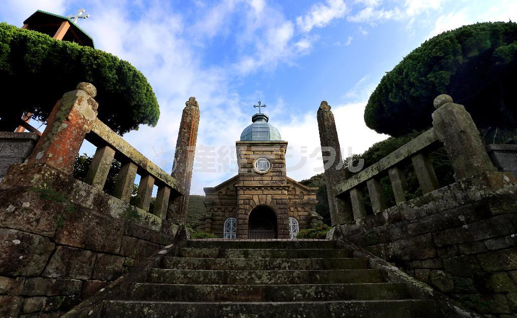 １９１７（大正６）年に完成した頭ケ島天主堂。門柱や石段は神社などに使われる和様式で、教会との和洋折衷が、島の文化を象徴しているという＝２０１５年７月２１日、長崎県南松浦郡新上五島町（鈴木健児撮影）