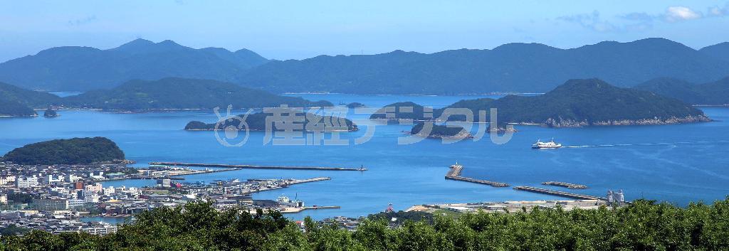 福江市の鬼岳から見た自然豊かな五島の島々。長崎市から西に約１００キロ、高速フェリーで１時間半で結ばれている＝２０１５年７月１８日、長崎県五島市（鈴木健児撮影）