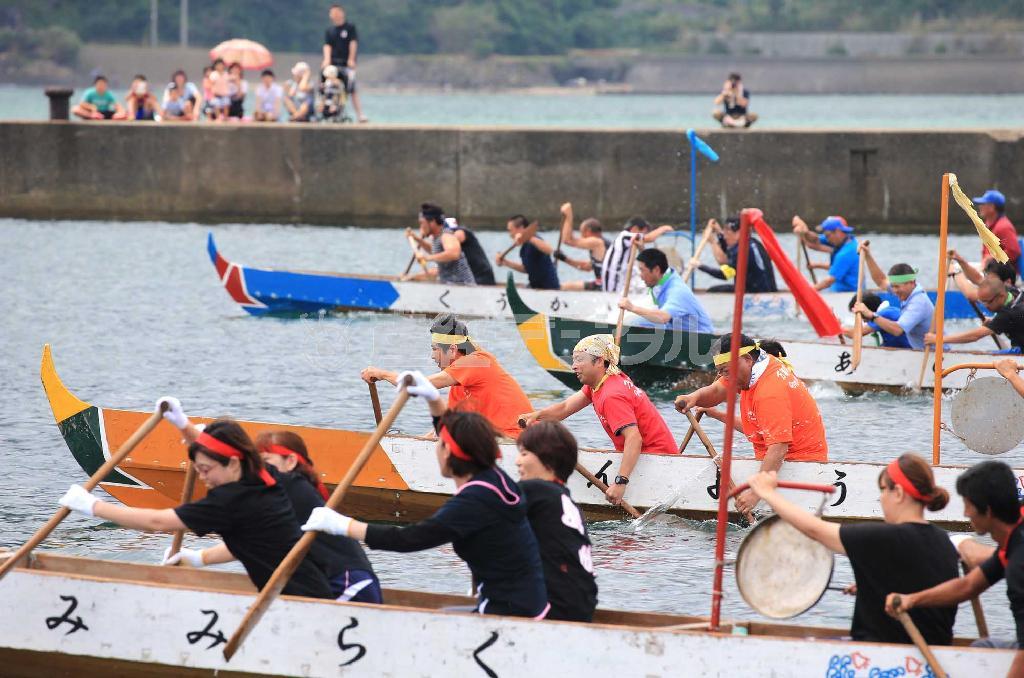 遣唐使の最終寄港地とされる福江島の三井楽地区で行われた競漕・ペーロン大会。銅鑼（どら）を打ち鳴らしながら、へさきが突き出たペーロン船を漕ぎ、速さを競う。島民の交流の場となっている＝２０１５年７月１９日、長崎県五島市（鈴木健児撮影）
