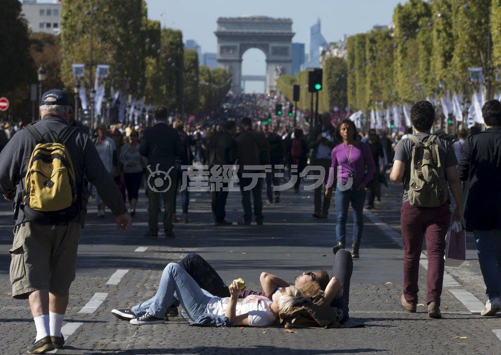 大気汚染が深刻化する仏パリで９月２７日、初めての「カーフリーデー」イベントが開催された＝２０１５年、フランス・首都パリ（ロイター）