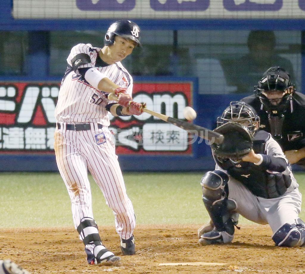 中日戦の二回、１死三塁で右越えに２ランを放ったヤクルトの上田剛史（つよし）＝２０１５年９月２８日、東京都新宿区・神宮球場（共同）