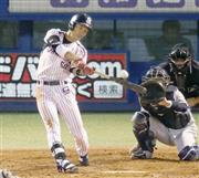 中日戦の二回、１死三塁で右越えに２ランを放ったヤクルトの上田剛史（つよし）＝２０１５年９月２８日、東京都新宿区・神宮球場（共同）