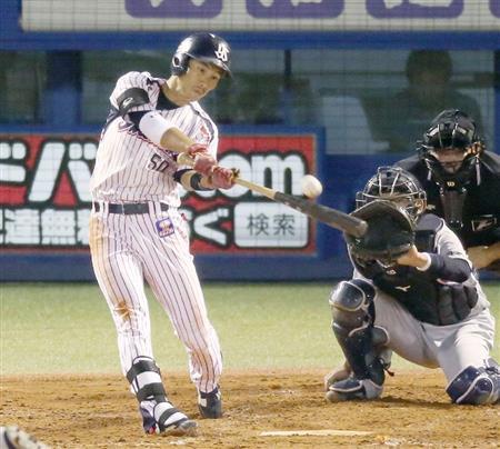 中日戦の二回、１死三塁で右越えに２ランを放ったヤクルトの上田剛史（つよし）＝２０１５年９月２８日、東京都新宿区・神宮球場（共同）