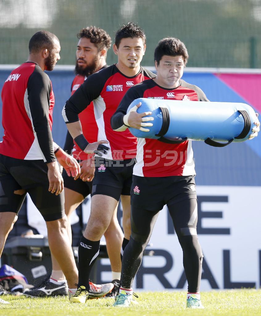 サモア戦に向けて調整する（右から）立川理道、五郎丸歩ら＝２０１５年９月２８日、英国・ウォリック（共同）